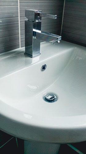 Bathroom sink with single mixer tap